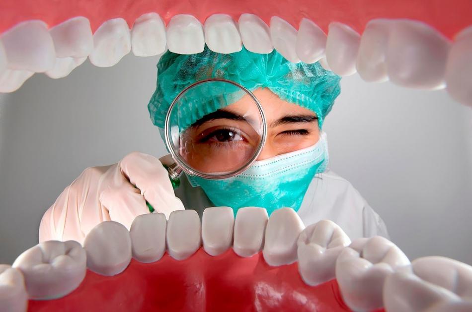 Какова стоимость первичного осмотра у стоматолога?